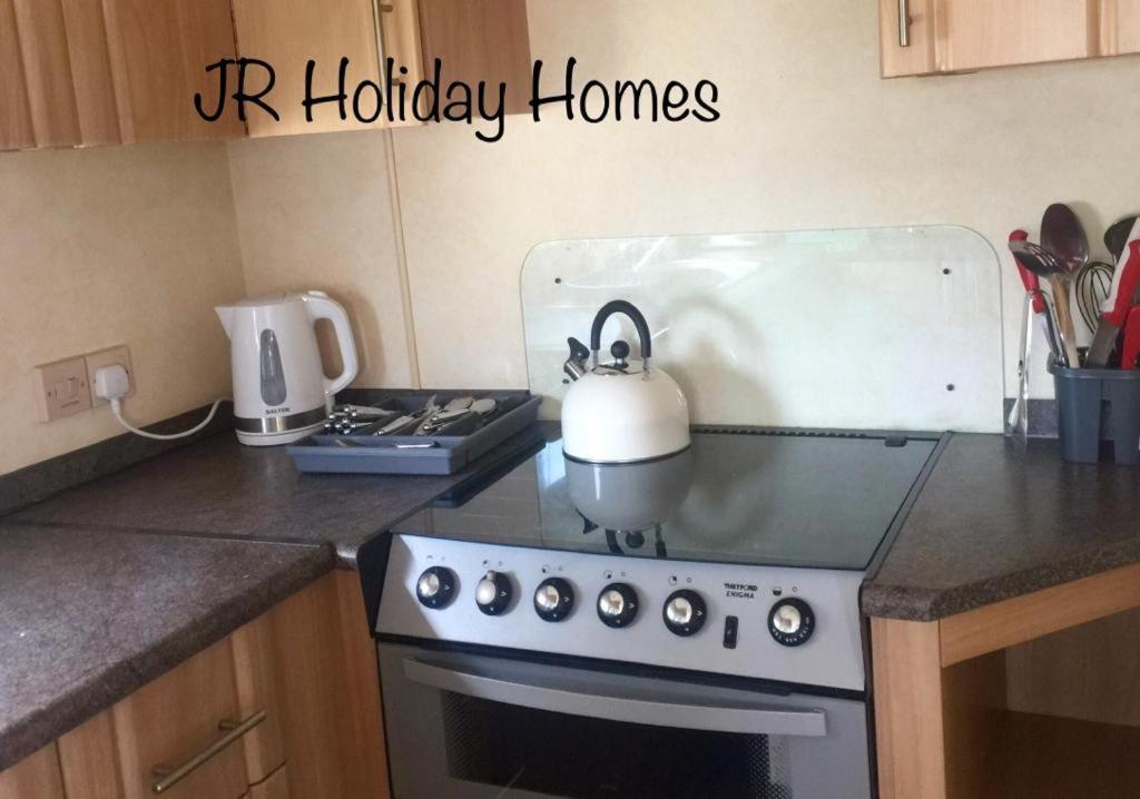 J.R. Holiday Homes Клактон-он-Си Экстерьер фото